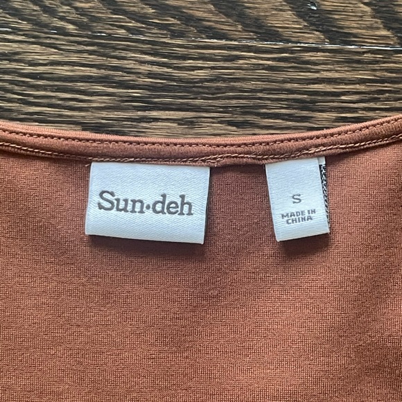 ARITZIA CROP TOP. WORN ONCE - Picture 2 of 2